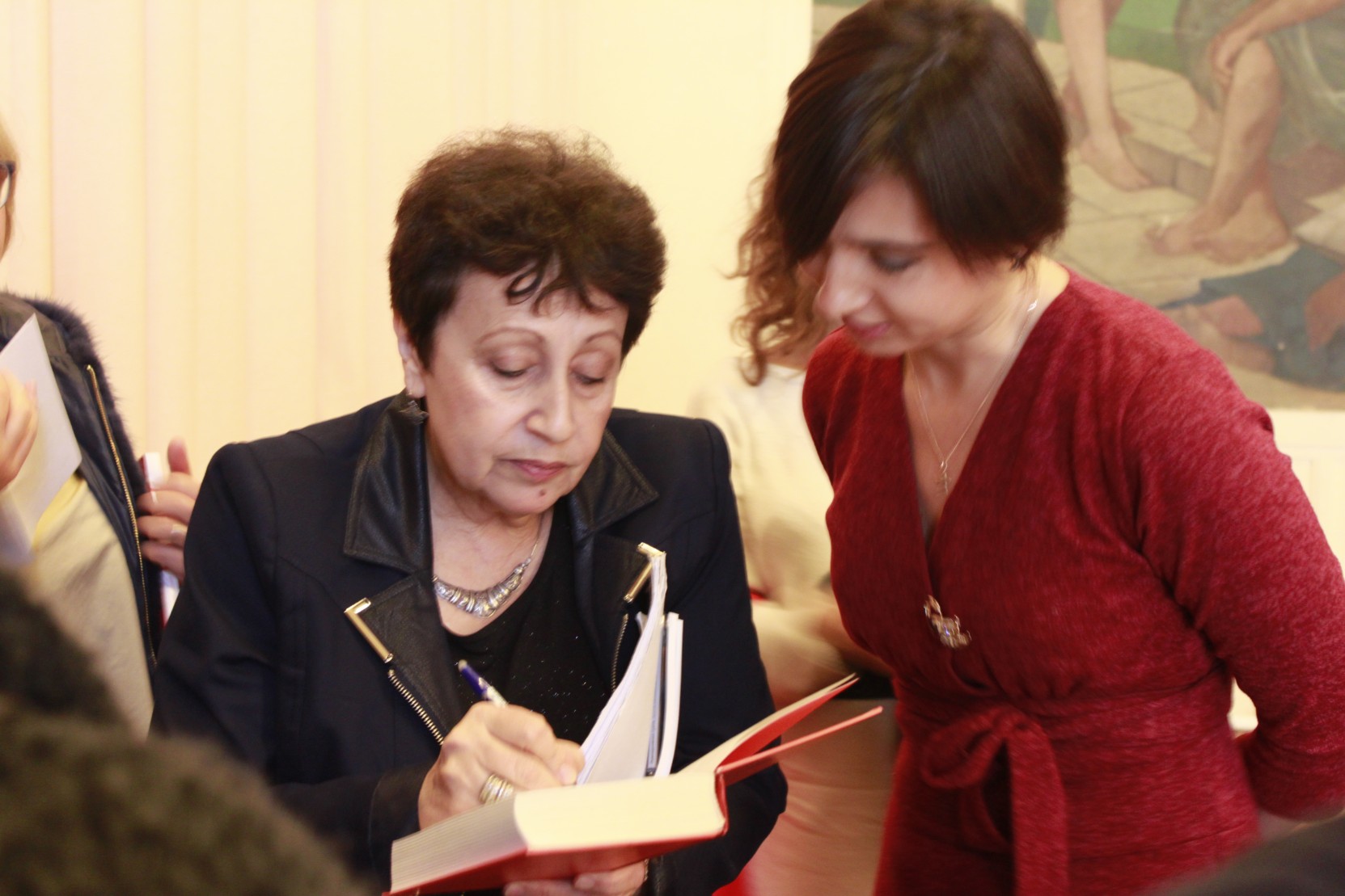 Дина Рубина дает автографы читателям на дне русской книге в Париже | Вдохновить на роман