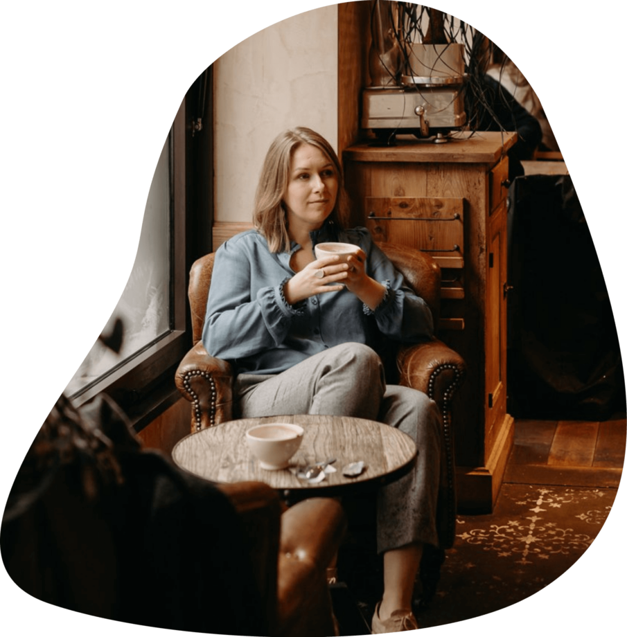 Katya-v-kafe Екатерина в кафе, в кресле, с чашкой кофе в руках