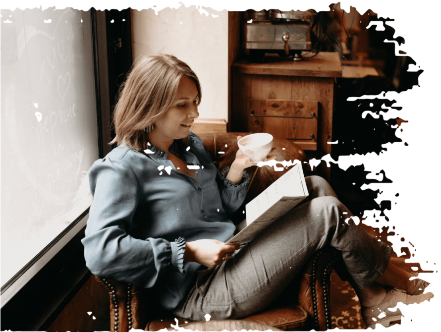 Екатерина в кафе читает книгу